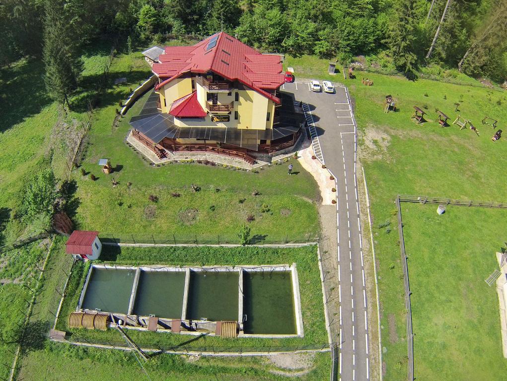 Pensiunea Geona Poiana Teiului Exterior foto
