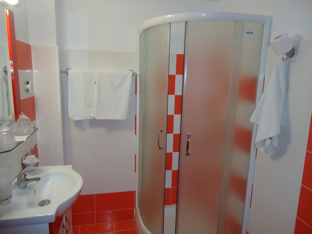 Pensiunea Geona Poiana Teiului Habitación foto